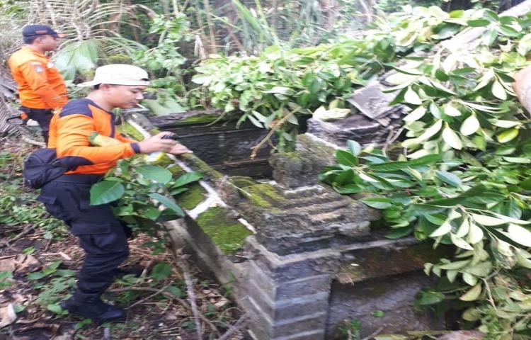Pemotongan Pohon yg menimpa Pelinggih Ratu dukuh Sakti di Pura Peranda Sari di Jalan Raya Perang Lukluk, Banjar Perang, Desa Lukluk, Kecamatan Mengwi
