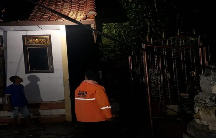 Penanganan Pohon tumbang di Jalan Goa Gong, Banjar Perarudan, Kelurahan Jimbaran, Kuta Selatan