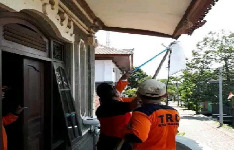 Penanganan Sarang Tawon di Bangunan Kantor Aksan Karya, Br. Darmasaba, Desa Darmasaba, Kecamatan Abiansemal