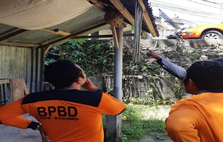 Penanganan Sarang Tawon di Jalan Bukit Permai, Gang Telaga Sari, Kelurahan Jimbaran, Kecamatan Kuta Selatan