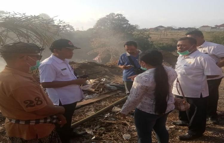 Penanganan kebakaran di TPA Sampah Desa Adat Kapal, Kecamatan Mengwi