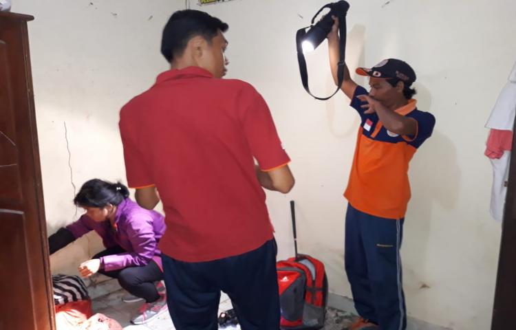 Penanganan ular masuk ke rumah warga di Darmasaba