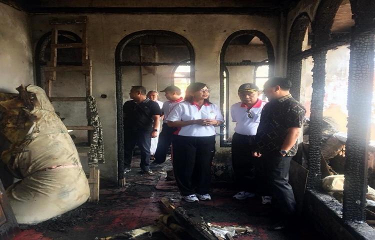 Pendistribusian Bantuan Logistik kepada warga korban kebakaran di Banjar Basangkasa Seminyak oleh Bapak Wakil Bupati Badung