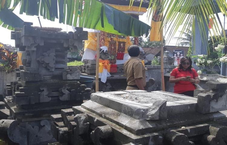 Pengecekan Pelinggih Merajan dan Bale Piasan akibat Gempa NTB 7.0 SR di Br. Tegal Saat, Kelurahan Kapal, Kecamatan Mengwi, Kabupaten Badung.