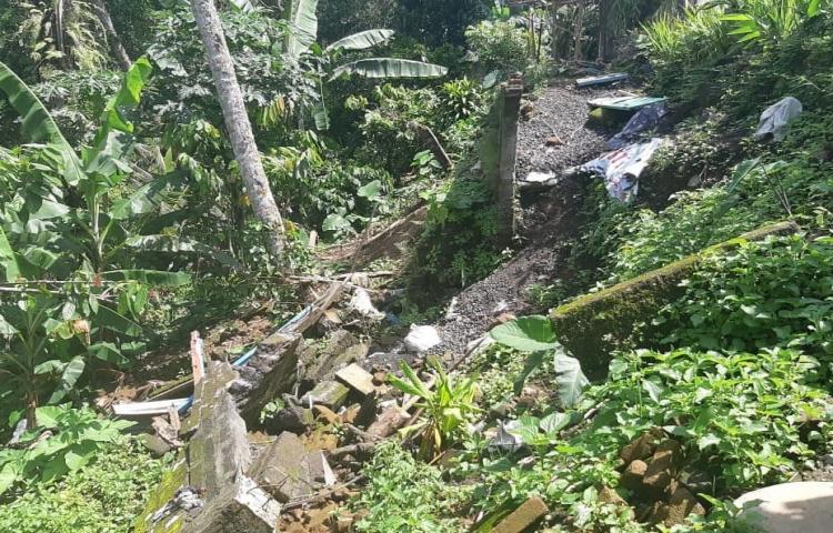 Pengecekan Tembok Penyengker dan Senderan Roboh akibat Cuaca Extreme 2018 di Desa Munduk Damping, Kecamatan Petang, Kabupaten Badung.