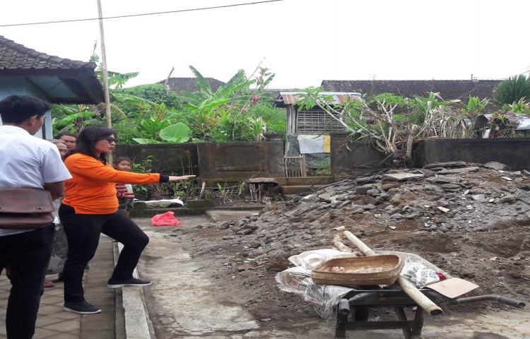 Pengecekan kembali rumah kebakaran, banjar sidan, Desa Belok Sidan. kecamatan petang. oleh bidang Rehabilitasi dan Rekonstruksi BPBD Badung.