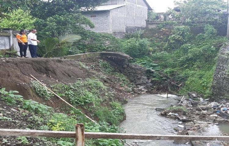 Pengecekan senderan jebol akibat cuaca extreme di desa sembung, banjar karangjung, kecamatan mengwi.