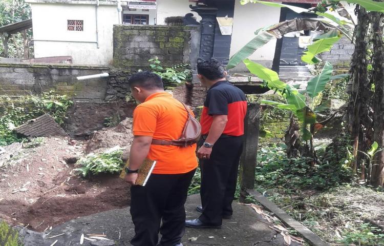 Pengecekan tanah longsor akibat cuaca extreme, Banjar  Pengadangan,  Desa Mengwitani. kecamatan Mengwi