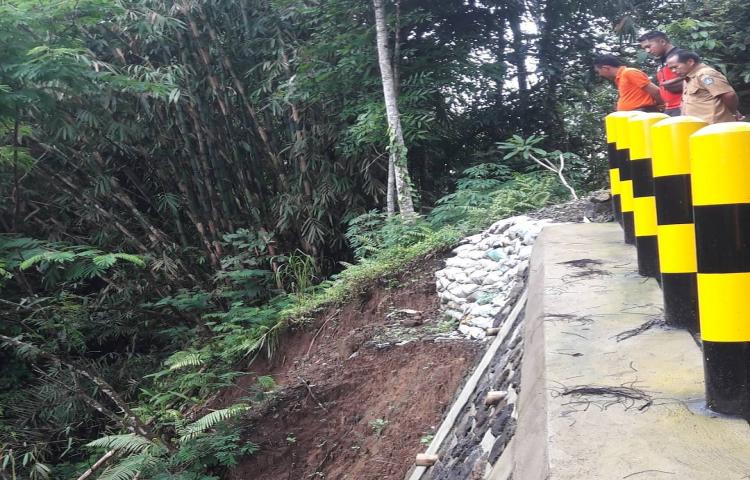 Pengecekan tanah longsor akibat cuaca extreme, Banjar Pundung, Desa Pangsan. kecamatan petang