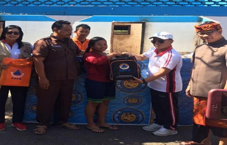 Penyerahan Bantuan Kebutuhan dasar Bagi warga terdampak bencana kebakaran rumah ( Pemukiman ) atas nama I Ketut Mendra