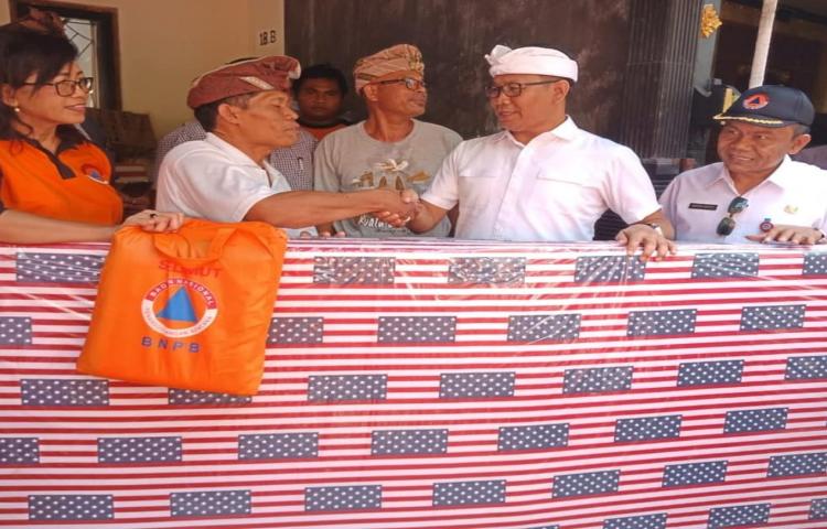 Penyerahan bantuan logistik dan kebutuhan dasar kepada warga yg tertimpa musibah kebakaran di perum puri mumbul permai, Jimbaran, Kuta Selatan