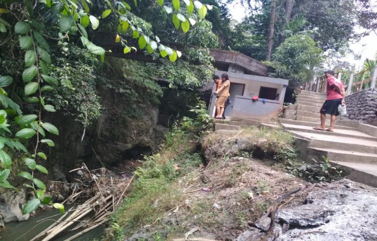 Sungai Aliran Subak Tukad Yeh Penet tertutup longsoran rumpun bambu