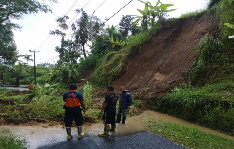 Tanah Longsor di Banjar Sekarmukti, Desa Pangsan, Kecamatan Petang Tanggal 01 Pebruari 2020