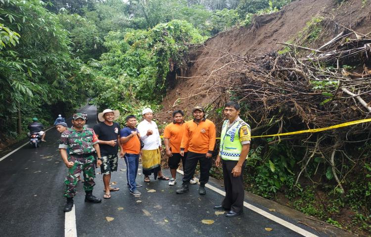 Tanah Longsor di Jalan Blahkiuh Ayunan, Banjar Beneh Kawan, Desa Blahkiuh, Kecamatan Abiansemal Tanggal 09 Pebruari 2020