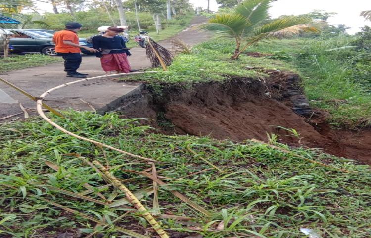 Tanah Longsor di Jalan Penikit, Desa Belok, Kecamatan Petang Tanggal 16 Maret 2020