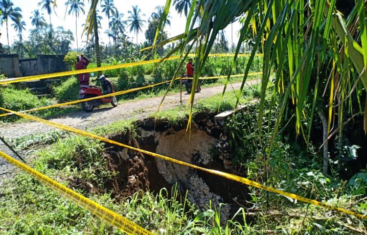 Tanah Longsor di Jalan menuju Pura Piutan, Banjar Wanasari, Desa Sulangai, Kecamatan Petang Tanggal 22 April 2020