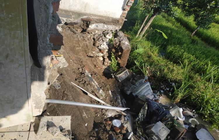 Tanah Longsor di Jln Lingkungan Bhineka Nusa Kauh, Desa Dalung, Kecamatan Kuta Utara Tanggal 13 April 2020