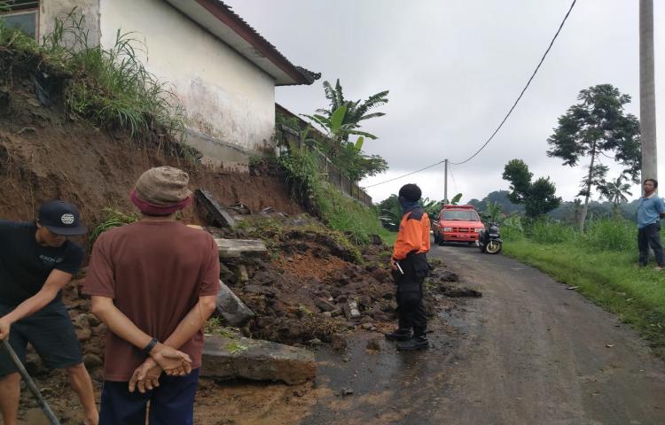Tanah Longsor di SD 3 Belok Sidan, Banjar Sidan, Desa Belok Sidan, Kecamatan Petang Tanggal 07 April 2020