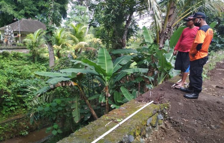 Tanah Longsor di Wantilan Pura Dalem Sembung, Banjar Pempatan, Desa Sembung, Kecamatan Mengwi Tanggal 20 Juli 2020