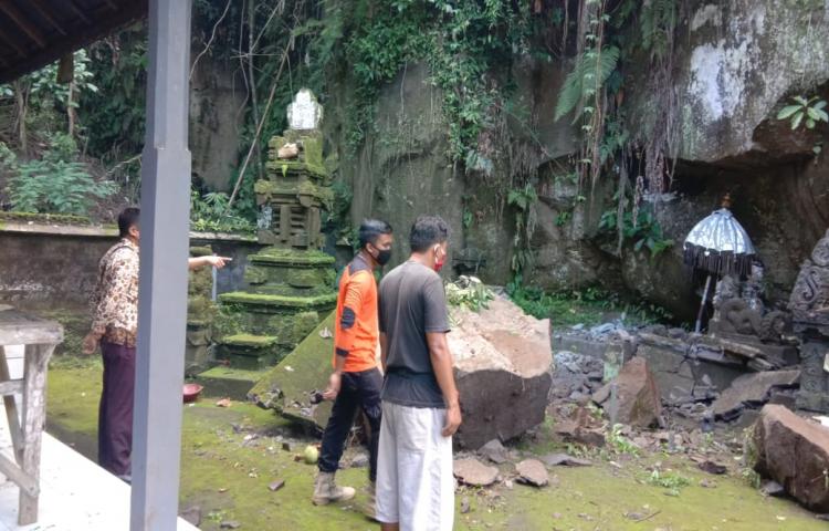 Tebing Longsor di Beji Pura Dalem Salunding di Jalan Menuh IV, Banjar Tambak Sari, Desa Kapal, Kecamatan Mengwi Tanggal 04 Juni 2020