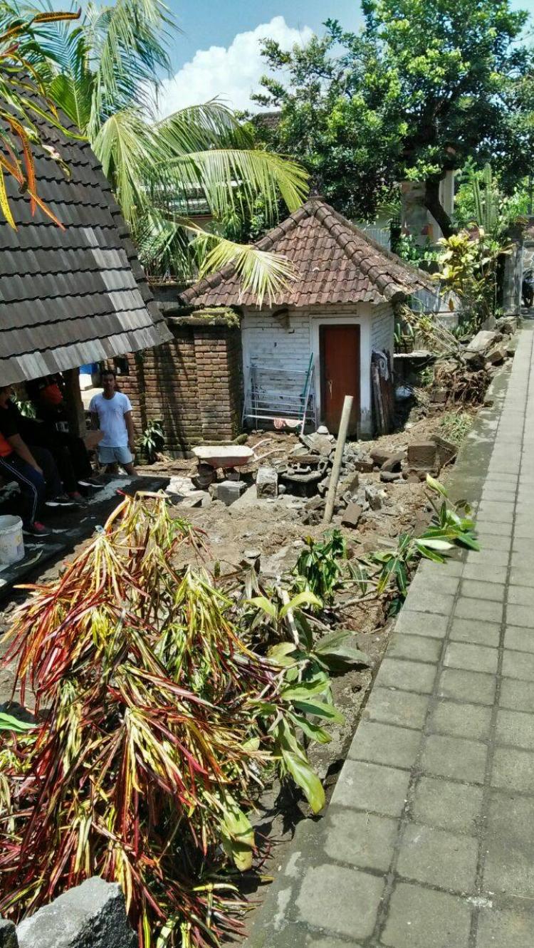 Tembok Jebol Akibat Hujan Deras di Br. Lukluk Mengwi