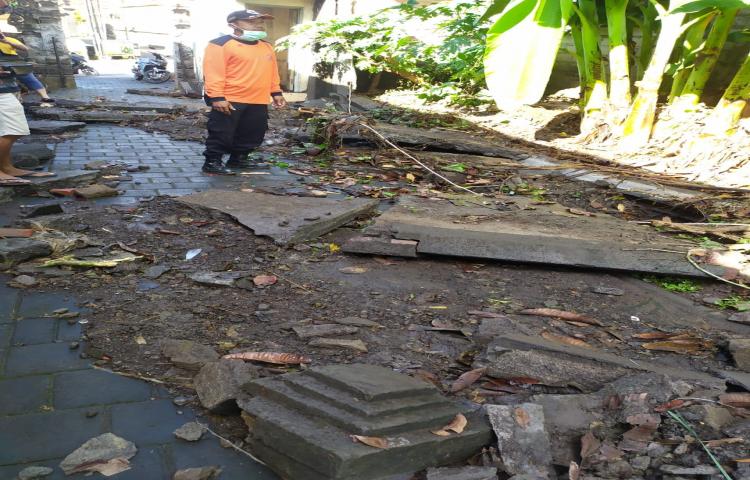 Tembok Penyengker Pura Dalem Majapahit Roboh di Jalan Raya Sempidi Sading, Banjar Gerokgak, Desa Sempidi, Kecamatan Mengwi Tanggal 01 Juni 2020