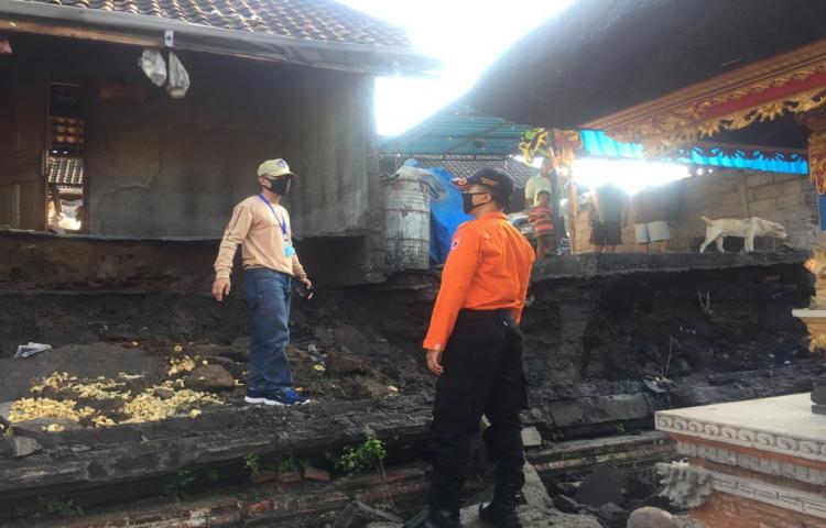 Tembok Penyengker Pura Taman Suci Roboh di Banjar Taman, Desa Darmasaba, Kecamatan Abiansemal Tanggal 01 Juni 2020