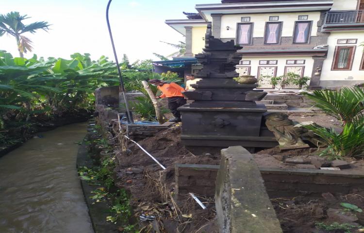 Tembok Penyengker Rumah Roboh di Jalan Raya Sempidi, Gang Bekisar, Banjar Pande, Desa Sempidi, Kecamatan Mengwi Tanggal 01 Juni 2020