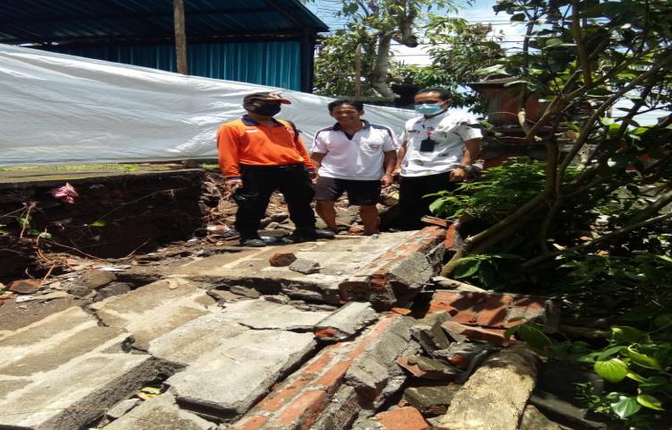 Tembok Roboh di Banjar Pande, Desa Mengwi, Kecamatan Mengwi Tanggal 13 Oktober 2020