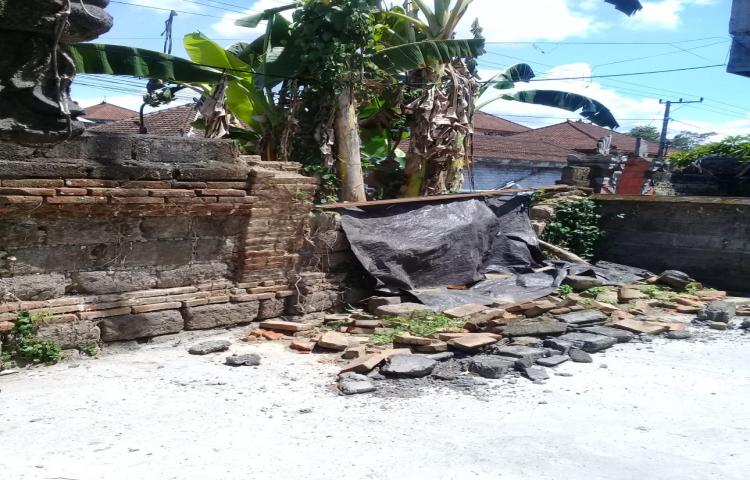 Tembok Roboh di Banjar Sigaran, Desa Mekar Bhuana, Kecamatan Abiansemal Tanggal 01 Pebruari 2020