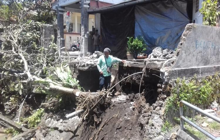 Tembok Roboh di Perumahan Griya Pegending Asri, Desa Dalung ( an. gst ngurah bagus kumara), Kecamatan Kuta Utara Tanggal 31 Januari 2020