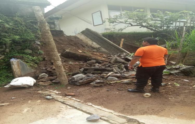 Tembok Roboh di SD 1 Getasan, Banjar Getasan Kauh, Desa Getasan, Kecamatan Petang Tanggal 31 Januari 2020