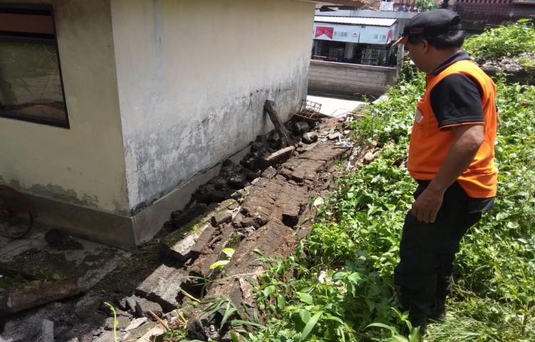 Tembok Roboh di SD 2 Werdhi Buana, Banjar Denkayu Baleran, Desa Werdhi Buana, Kecamatan Mengwi Tanggal 31 Januari 2020
