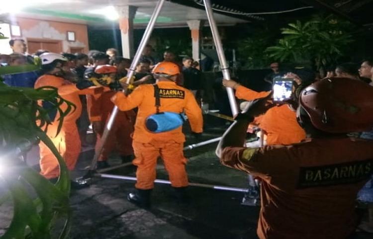 evakuasi orang terjatuh ke sumur di kerobokan