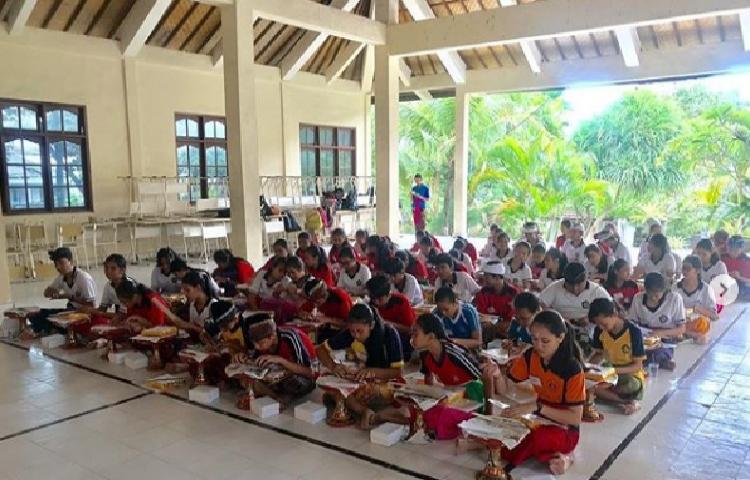 Pelatihan Penyuratan Lontar di SMPN 1 Kuta Selatan