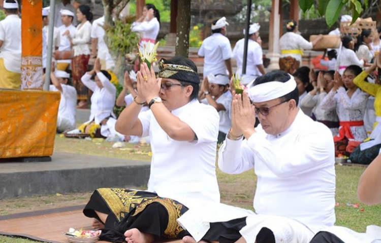 Persembahyangan Hari Suci Saraswati di Pura Lingga Bhuana Kabupaten Badung