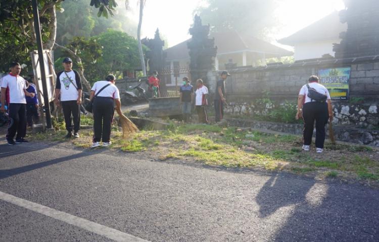 GERTAK (Gerakan Serentak) Badung Bersih di Desa Tumbak Bayuh, Kecamatan Mengwi, Kabupaten Badung.