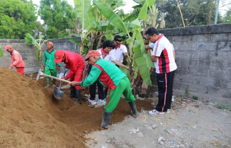 GERTAK (Gerakan Serentak) Badung Bersih di Pura Taman Beji Desa Buduk, Kecamatan Mengwi, Kabupaten Badung.