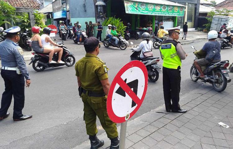 DISHUB BADUNG UJICOBA PENGALIHAN ARUS LALIN JALAN NAKULA LEGIAN