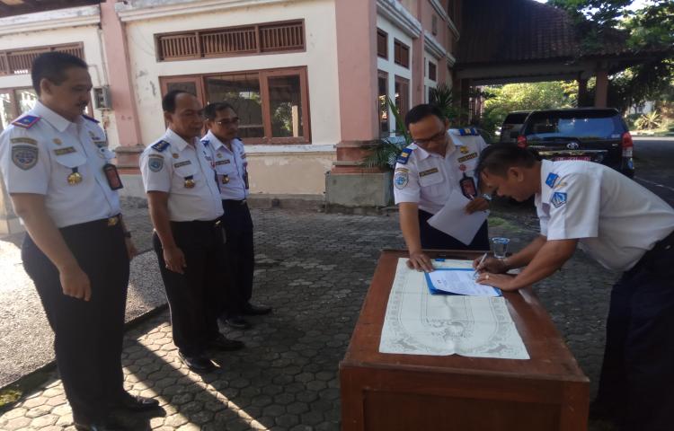 Seluruh Pegawai Pengujian Kendaraan Bermotor Badung Tanda Tangani Fakta Integritas