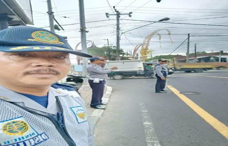 Tim URC Dishub Badung Atensi Kemacetan di simpang TL Lukluk