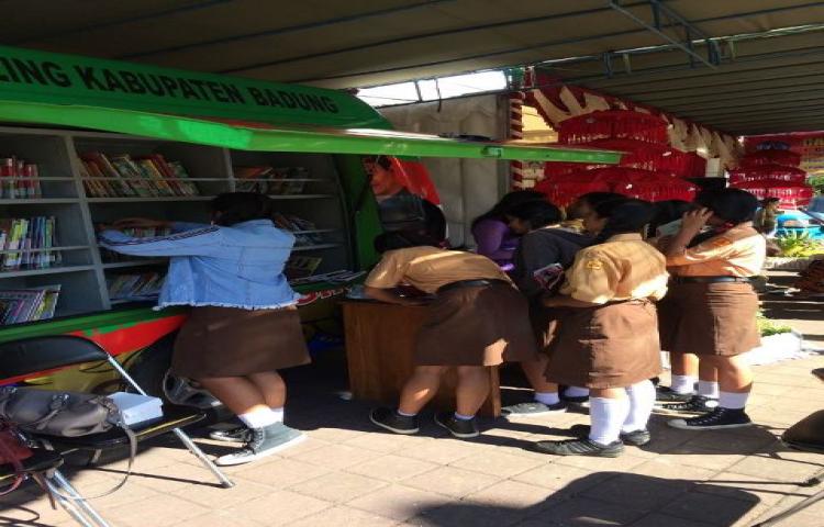 Antusiasme Para Siswa Pada Stand Pameran Buku Diskerpus Badung