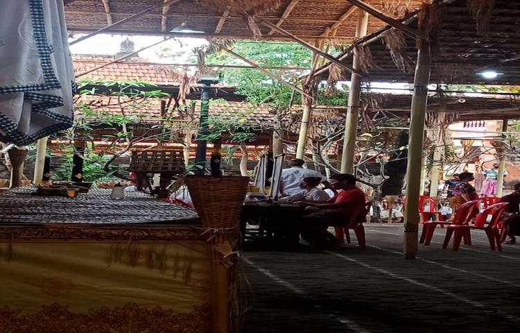 Pelaksanaan Skreening Rapid Test Terhadap  Peserta Upacara Ngaben dan Memukur Masal di Pura Dalem Desa Adat Kerobokan.