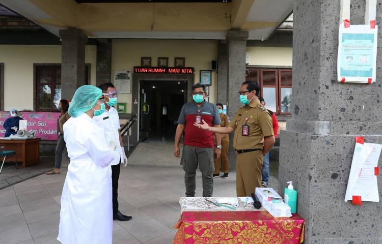 Wakil Bupati Badung Bagikan APD ke Beberapa Puskesmas di Kabupaten Badung