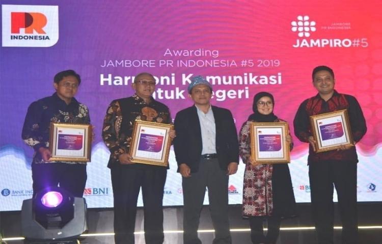 Bupati Badung, I Nyoman Giri Prasta Menerima Penghargaan Most Populer Leader In Sosial Media 2019