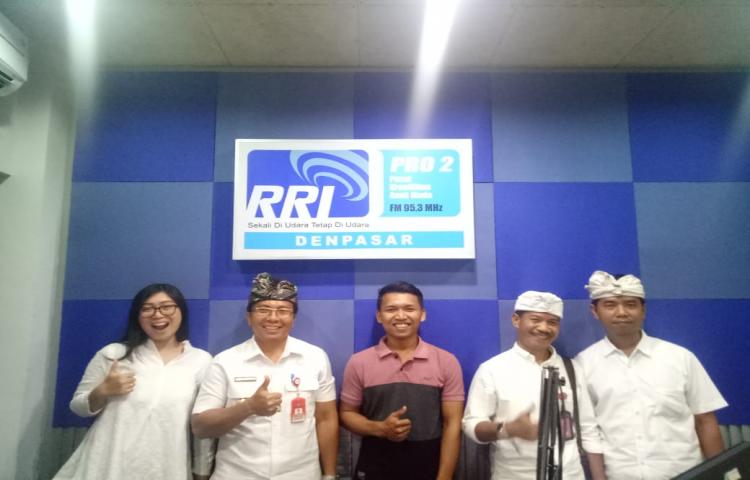Kegiatan Numpang Nampang Edisi Techno Corner di studio RRI Pro 2 Denpasar
