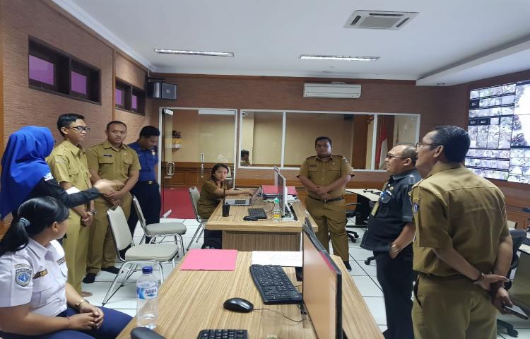 Kepala Dinas Kominfo Badung Memberikan Pengarahan Pada Staf Call Center 112 Kab. Badung