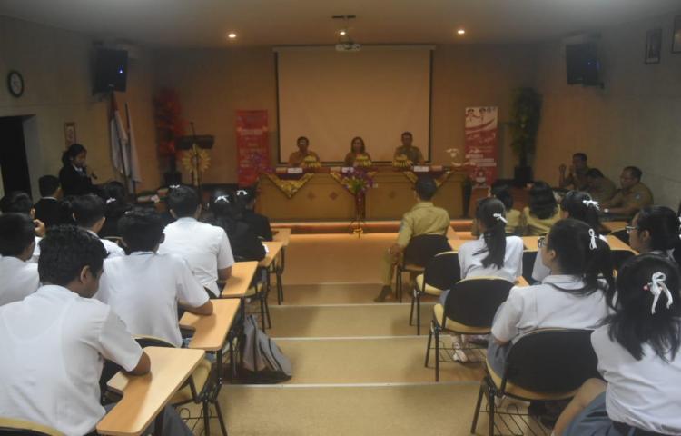 Kominfo Badung Gelar Sosialitas Literasi Media Teknologi Informasi di SMAN 1 Kuta