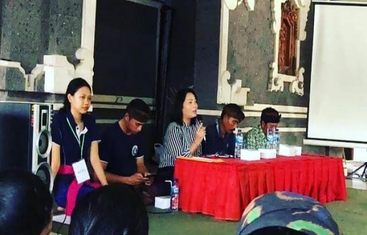 Penyuluhan dalam rangka meningkatkan kesadaran akan pentingnya berwirausaha di Banjar Belang Desa Sembung