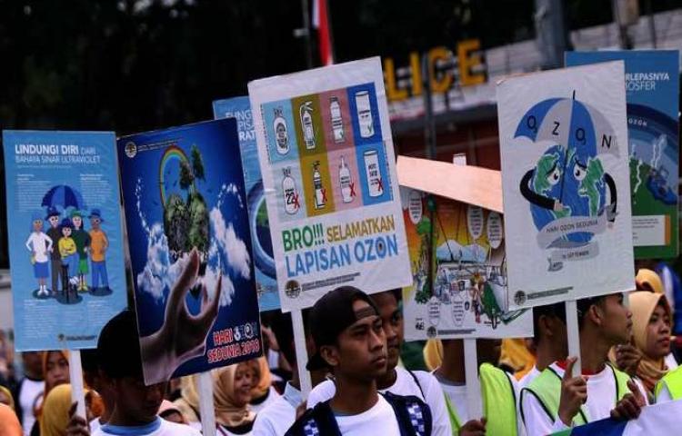 BERITA FOTO: Replika Bola Raksasa Warnai Peringatan Hari Ozon Sedunia